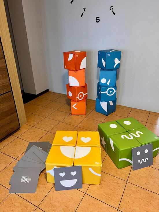 EMOJI SOFT CUBE PUZZLE