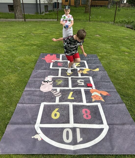 HOPSCOTCH (1,7x3,2m)