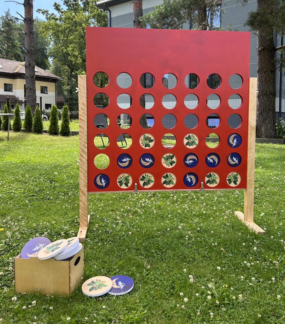 Four in a row. Personalized large format game. BigGames Large game making. Garden gam