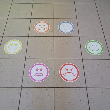 Laminētas grīdas uzlīmes Emociju sejiņas Emoji BigGames.lv