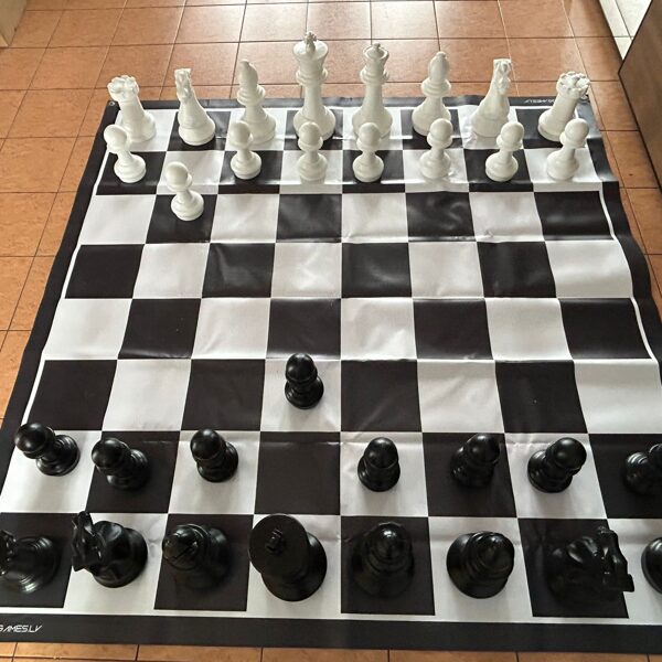 Gigantiskais šahs. Lielās šaha figūras. Lielie šaha kauliņi. Lielā šaha noma. Kur iznomāta