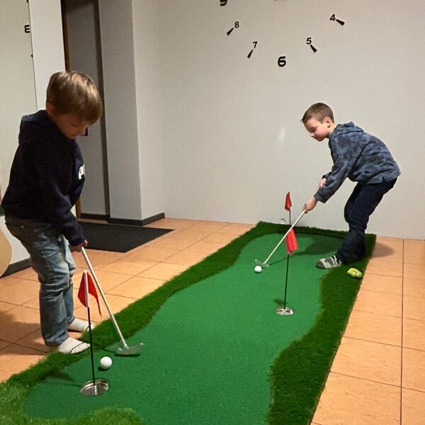 Telpu mini golfs. Mini golfa noma.