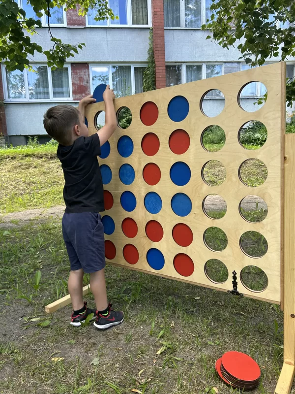 Četri rindā. Lielo spēļu noma. Āra spēles.  4inRow. Pagalma spēles.