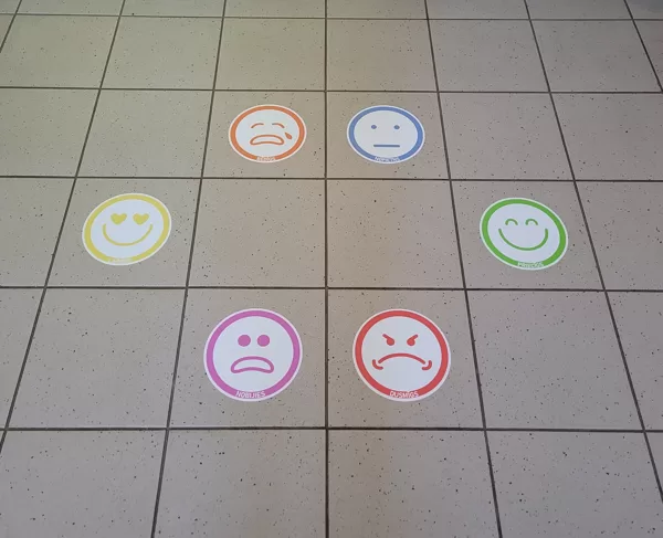 Laminētas grīdas uzlīmes Emociju sejiņas Emoji BigGames.lv