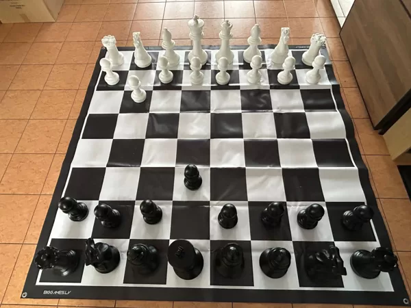 Gigantiskais šahs. Lielās šaha figūras. Lielie šaha kauliņi. Lielā šaha noma. Kur iznomāta
