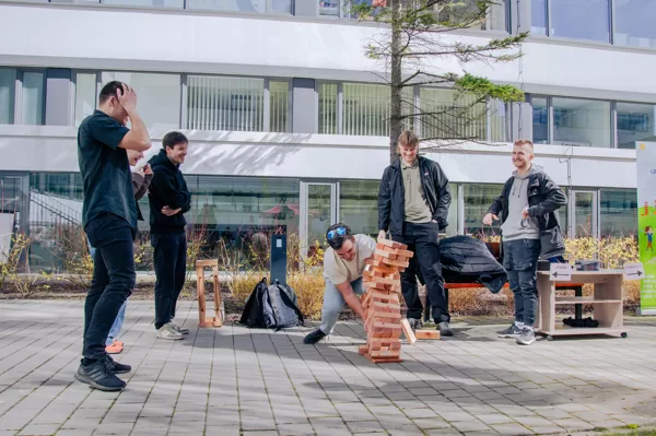 Jenga. Lielo spēļu noma. Dārza spēļu noma.