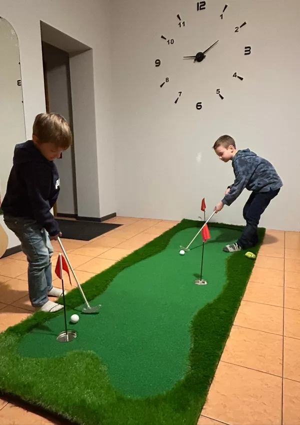Telpu mini golfs. Mini golfa noma.