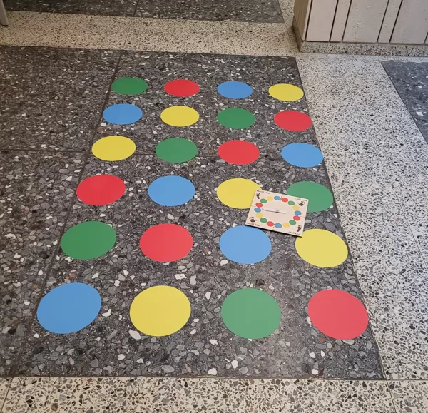 Twister. Laminēta grīdas uzlīme. Atraktīva atpūta bērniem. Grīdas uzlīmes. Uzlīmes bērnudā