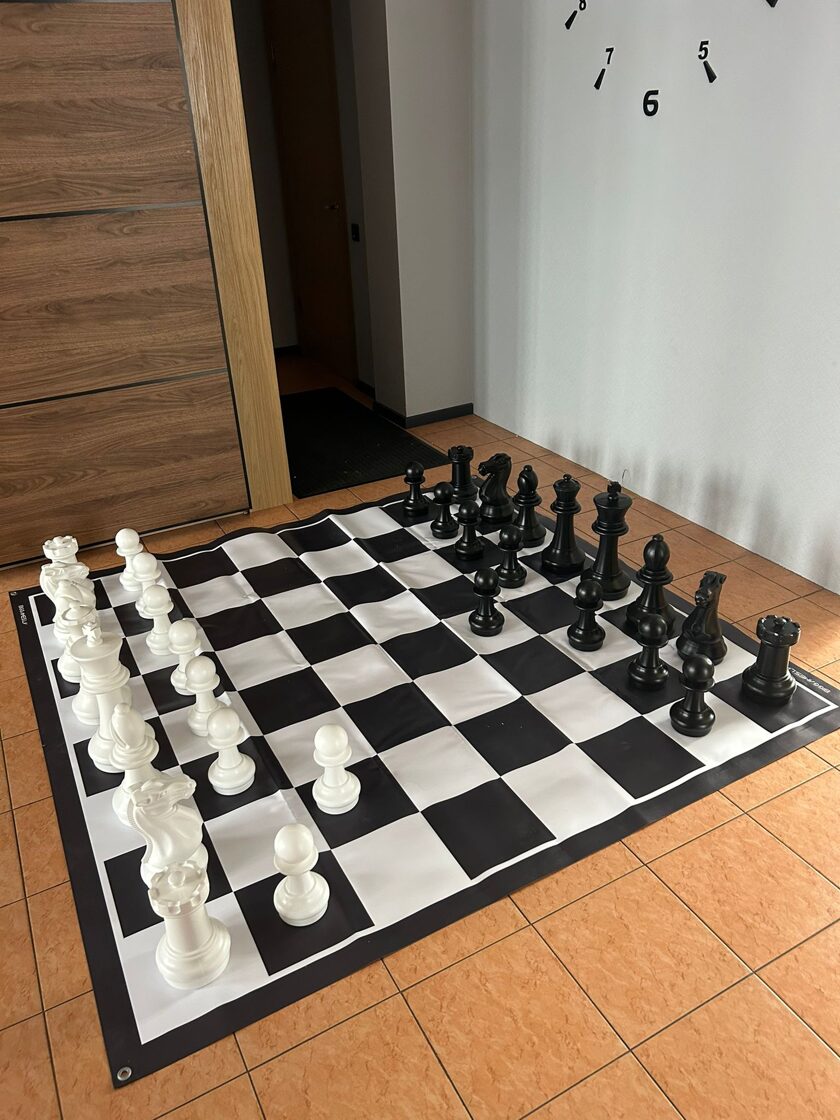 Lielais šahs. Gigantiskais šahs. Kur iznomāt dārza šahu. Kur iznomāt lielos šaha kauliņus. Kur iznomāt lielās šaha figūras.